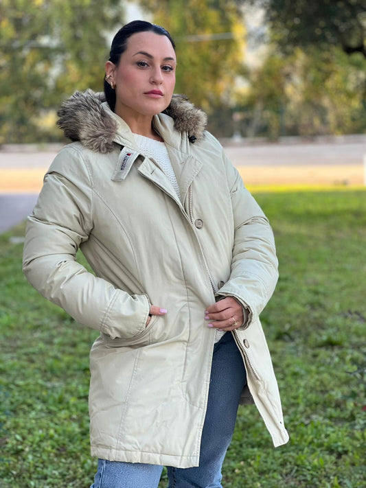 Giubbino Woolrich color sabbia in 60% cotone e 40% nylon, munito di cappuccio e doppie tasche, di lusso, originale, ottime condizioni.