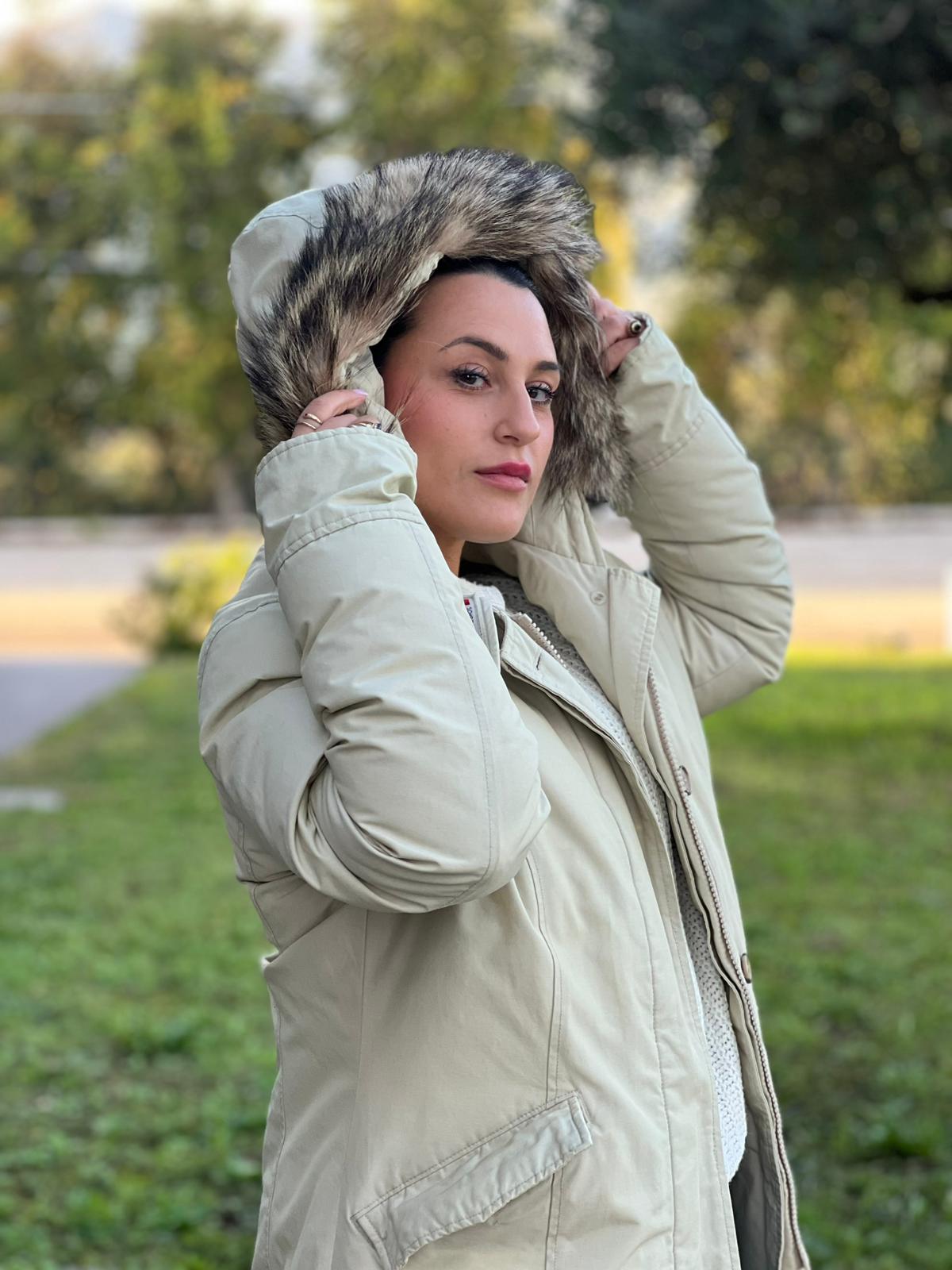 Giubbino Woolrich color sabbia in 60% cotone e 40% nylon, munito di cappuccio e doppie tasche, di lusso, originale, ottime condizioni.