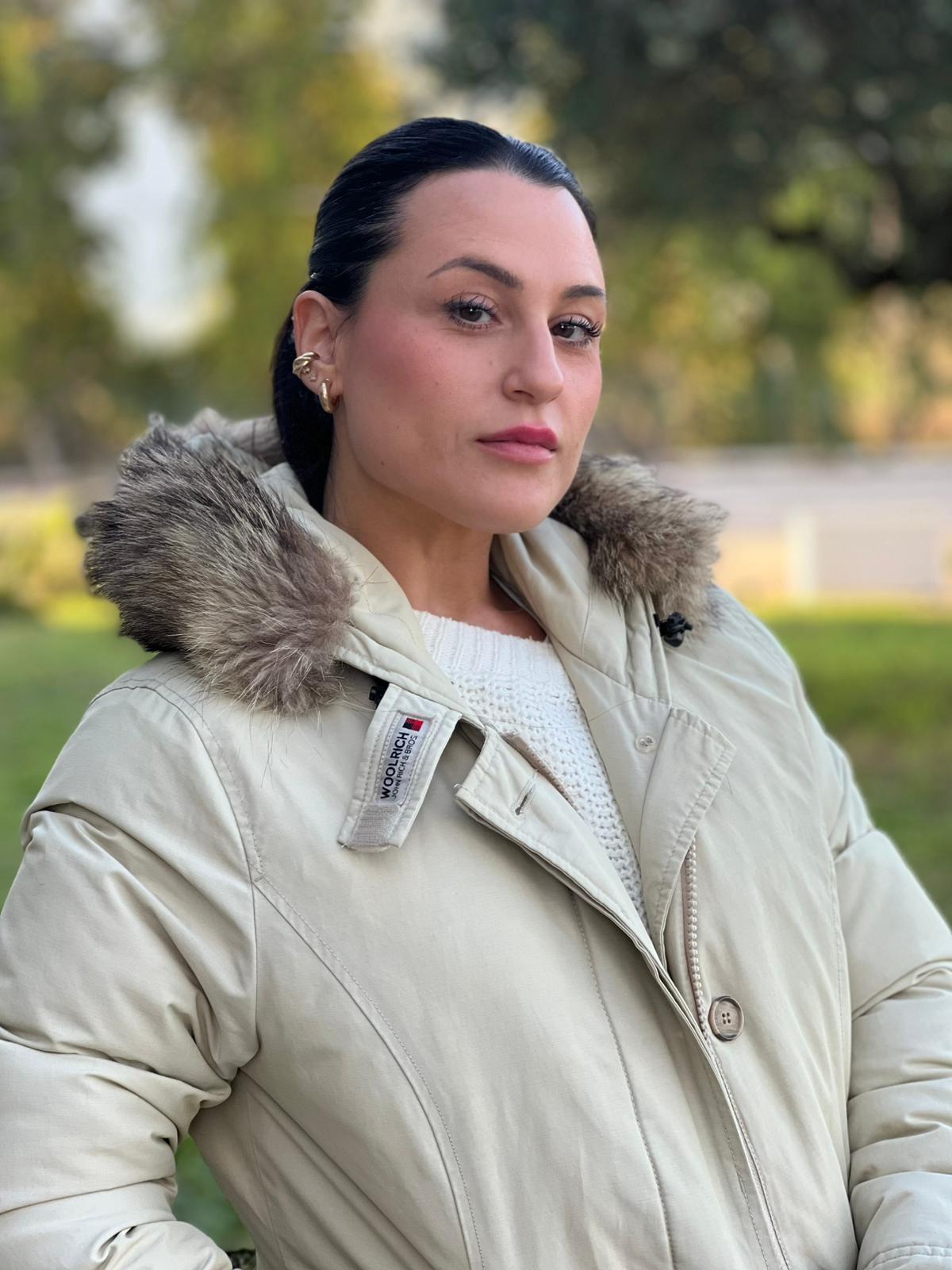 Giubbino Woolrich color sabbia in 60% cotone e 40% nylon, munito di cappuccio e doppie tasche, di lusso, originale, ottime condizioni.