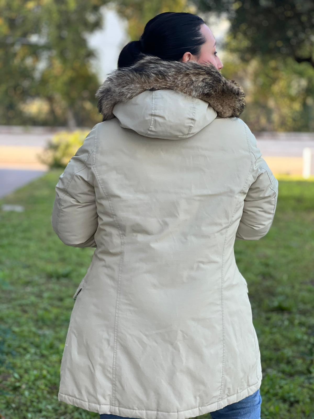 Giubbino Woolrich color sabbia in 60% cotone e 40% nylon, munito di cappuccio e doppie tasche, di lusso, originale, ottime condizioni.