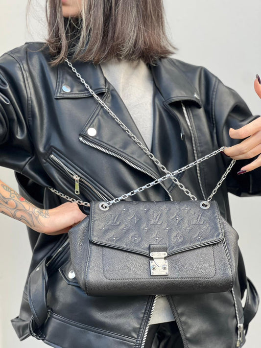 indossata Borsa Louis Vuitton in pelle nera monogram Empreinte con parti metalliche argentate, impreziosta da mini borchie sul front; munita di una tracolla scorrevole in catena, indossabile a spalla e a tracolla. Completa di corredo, di lusso, originale, ottime condizioni.