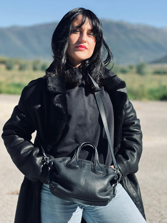 indossata Borsa Nightingale Givenchy in pelle nera con parti metalliche argentate; munita di doppi manici e una tracolla amovibile e regolabile, di lusso, originale, ottime condizioni, usata.