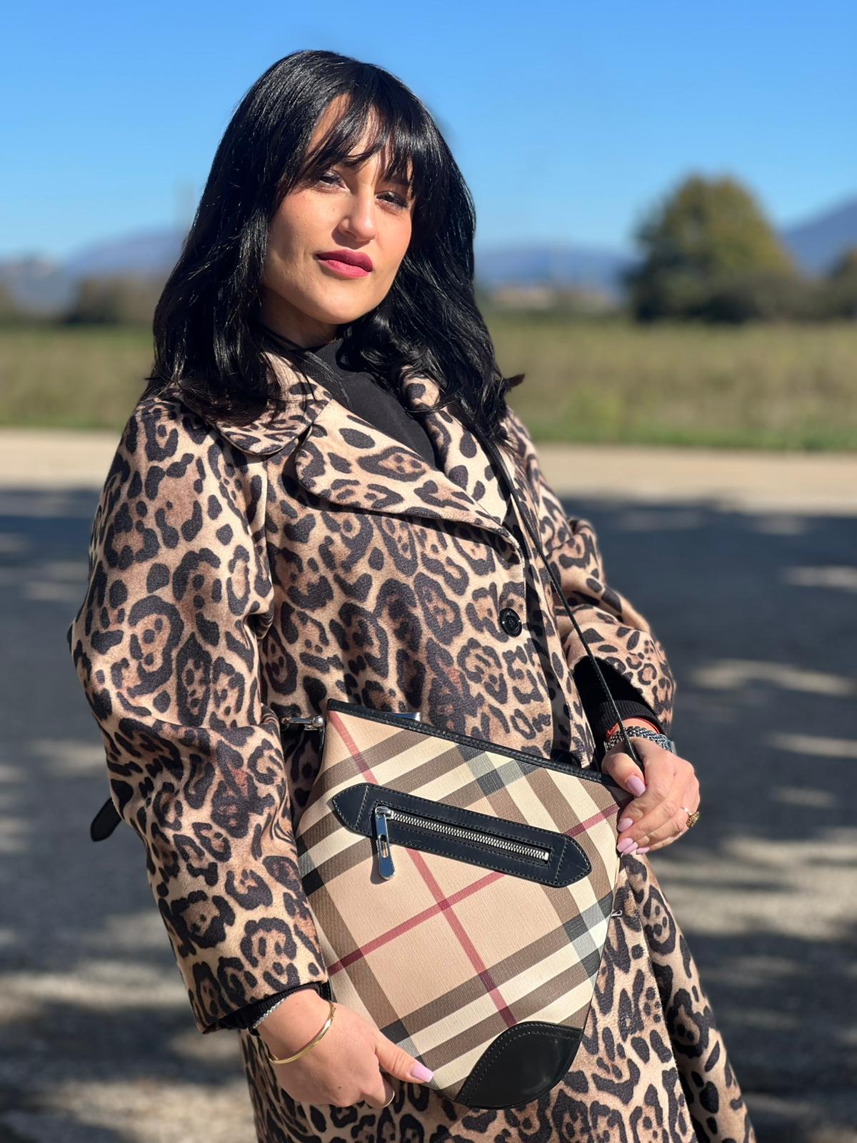 indossata Borsa Burberry in canvas trama tartan con finiture in pelle nera verniciata e parti metalliche argentate; munita di una tracolla regolabile, di lusso, originale, ottime condizioni. 