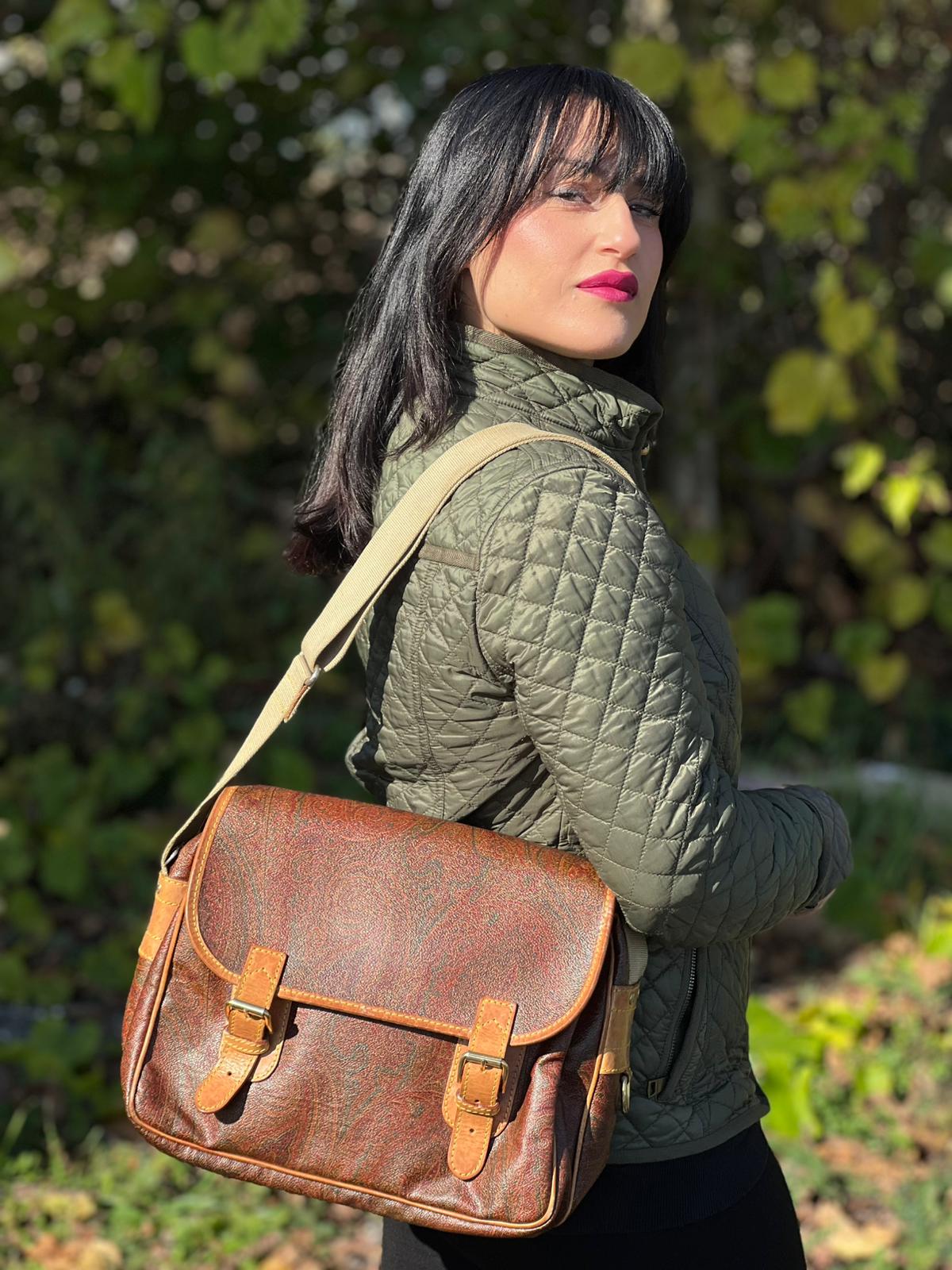 indossatya  Borsa Etro in canvas trama Paisley con finiture in pelle color cammello e parti metalliche dorate; munita di una tracolla in tessuto regolabile, di lusso, originale, ottime condizioni.