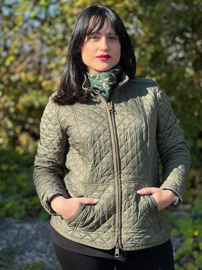 Giacca Burberry trapuntata verde oliva con interno trama tartan in 100% poliammide, di lusso, originale, ottime condizioni, usata.