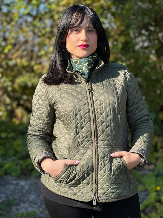 Giacca Burberry trapuntata verde oliva con interno trama tartan in 100% poliammide, di lusso, originale, ottime condizioni, usata.