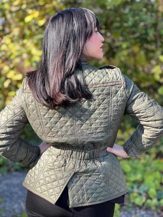 Giacca Burberry trapuntata verde oliva con interno trama tartan in 100% poliammide, di lusso, originale, ottime condizioni, usata.