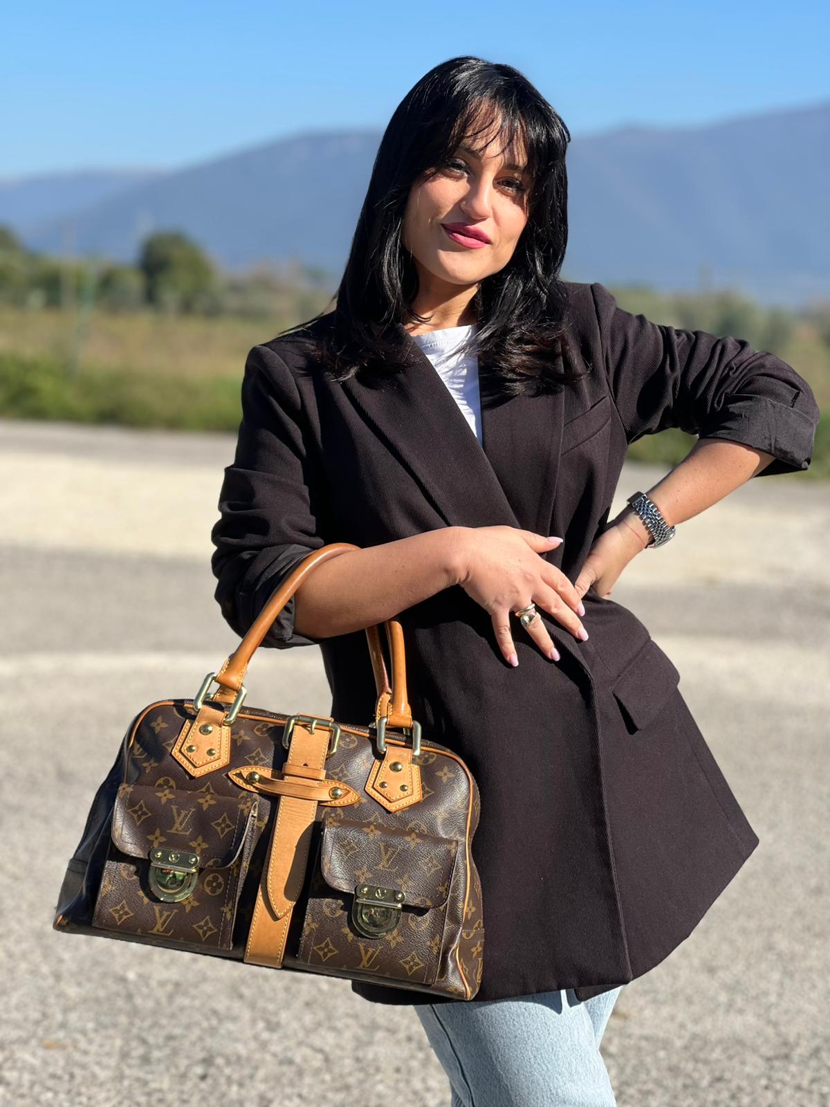 indossata  Borsa Louis Vuitton in canvas marrone monogram con finiture in vacchetta naturale e parti metalliche dorate; munita di doppi manici, di lusso, originale, ottime condizioni. 