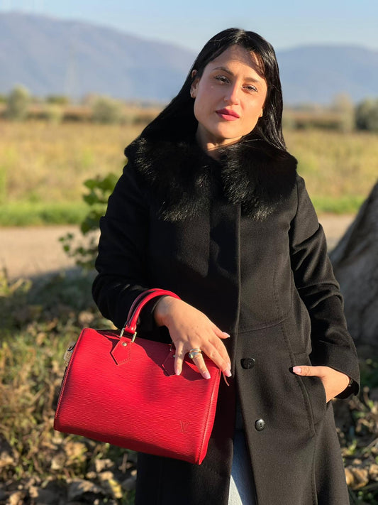 indossata Borsa Louis Vuitton in pelle Epi rosso con parti metalliche dorate; munito di doppi manici stondati, da portare a mano. Completo di lucchetto e chiavi, di lusso, originale, ottime condizioni 