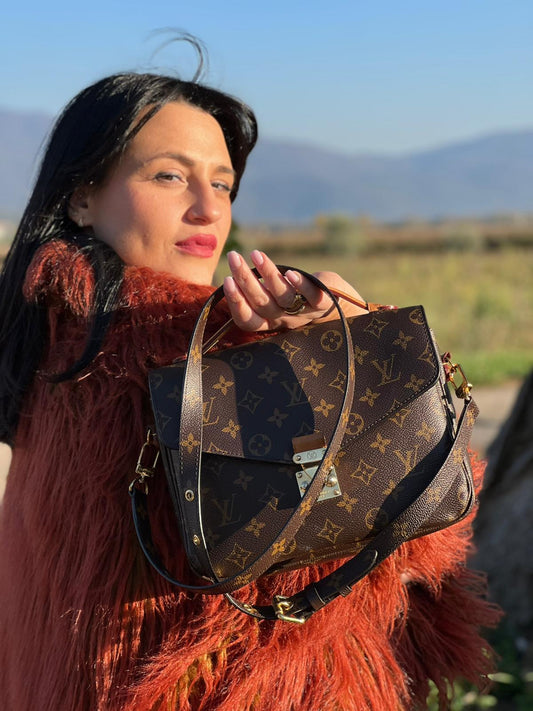 indossata Borsa Louis Vuitton Métis in canvas marrone monogram con dettagli in vacchetta naturale e parti metalliche dorate. Munita di un manico singolo e una tracolla regolabile e amovibile. Completa di corredo, di lusso, originale, ottime condizioni. 