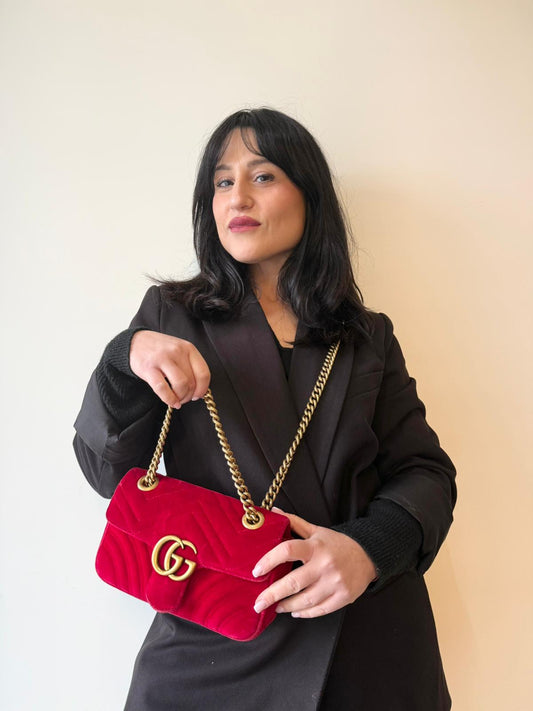 indossata Borsa Gucci in velluto rosso con parti metalliche dorate. Tracolla scorrevole con spallaccio in pelle, indossabile a spalla o a tracolla. Completa di dustbag, di lusso, originale, ottime condizioni.