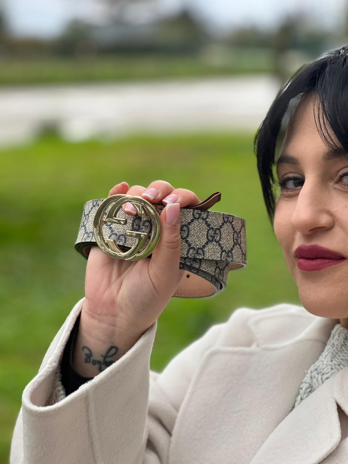 Cintura Gucci in canvas beige con monogram GG blu e parti metalliche dorate. Full set, di lusso, originale, ottime condizioni.