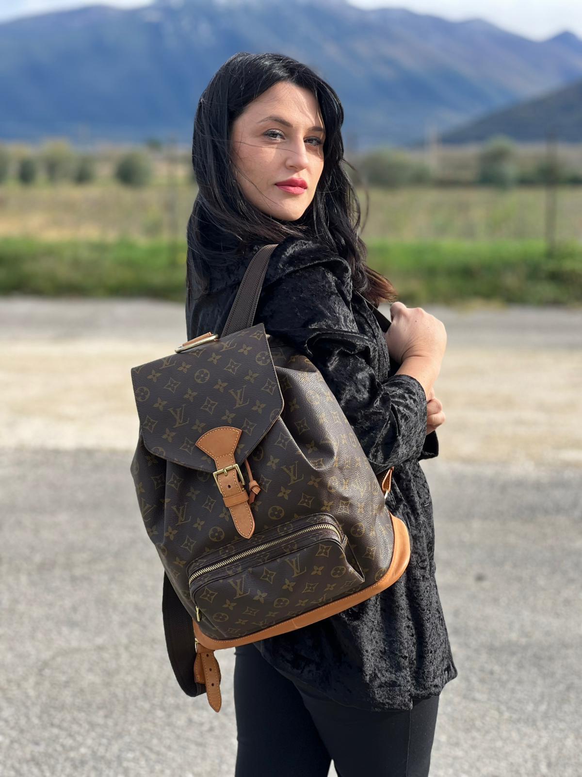 indossata Zaino LV in canvas marrone monogram con finiture in vacchetta naturale e parti metalliche dorate; munito di due bretelle in tessuto tono su tono. Completo di dustbag, di lusso, originale, ottime condizioni. 