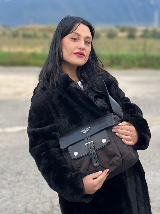 indossata Borsa Prada in nylon nero e pelle tono su tono con parti metalliche argentate; munita di una tracolla regolabile, di lusso, originale, ottime condizioni. 