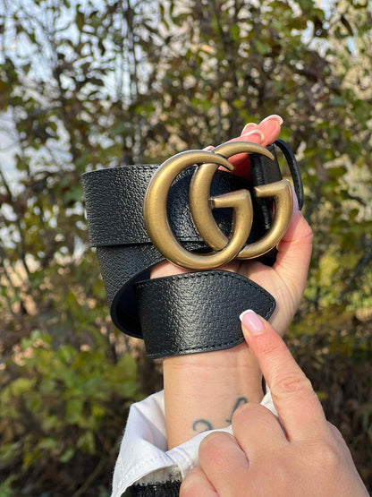Cintura Gucci Marmont in pelle nera, impreziosita da fibbia GG in metallo dorato. Completa di dustbag e scatola logata, di lusso, originale, ottime condizioni, usata.