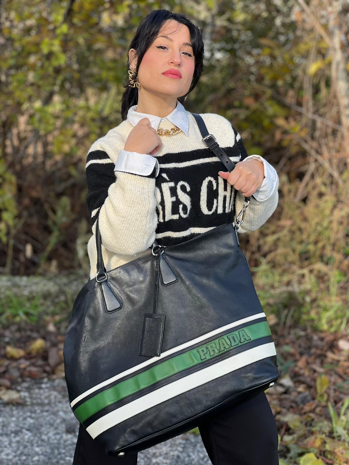 indossata Borsa Prada in pelle saffiano nera con strisce verdi e bianche; munita di doppi manici e una tracolla amovibile e regolabile, di lusso, originale, ottime condizioni, usata. 