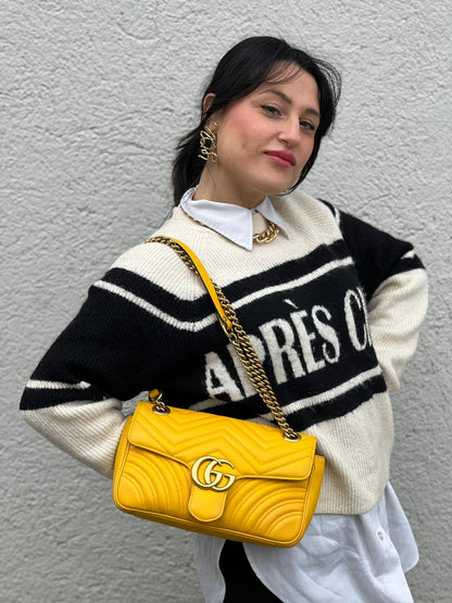 front Borsa Gucci Marmont in pelle gialla con parti metalliche dorate; impreziosita da doppia G sul front e munita di una tracolla in catena scorrevole con spallaccio in pelle. Completa di dustbag, di lusso, originale, ottime condizioni. 