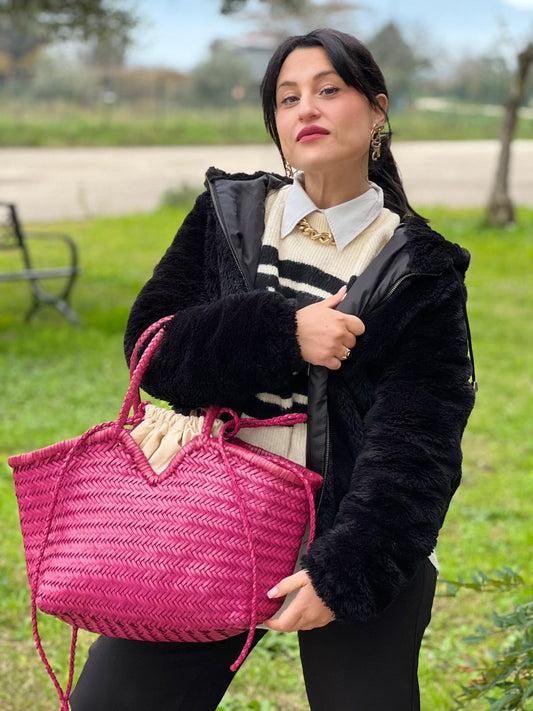 indossata Borsa Vipera in pelle intrecciata fucsia; munita di doppi manici e una sacca interna estraibile. Completa di dustbag, di lusso, originale, ottime condizioni. 