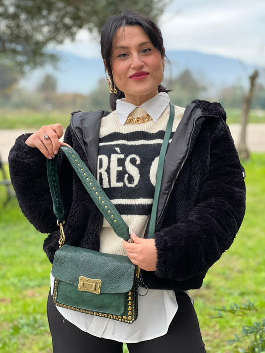 front Borsa Campomaggi in pelle color verde bottiglia impreziosita da borchie in metallo dorato, munita di una tracolla regolabile e amovibile e un manico amovibile. Completa di dustbag e cartellino, di lusso, originale, ottime condizioni. 