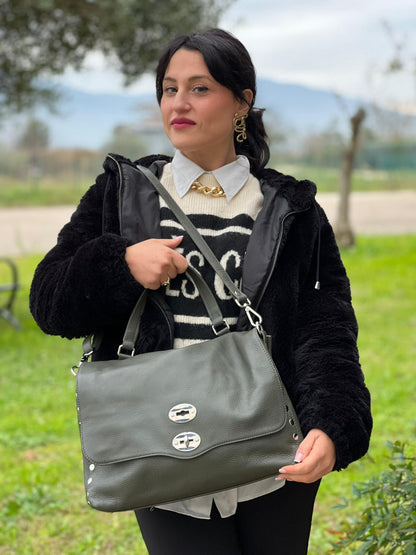 indossata Borsa Zanellato in pelle martellata color verde fango con parti metalliche argentate; munita di un manico singolo e una tracolla amovibile e regolabile. Completa di dustbag, di lusso, originale, ottime condizioni. 