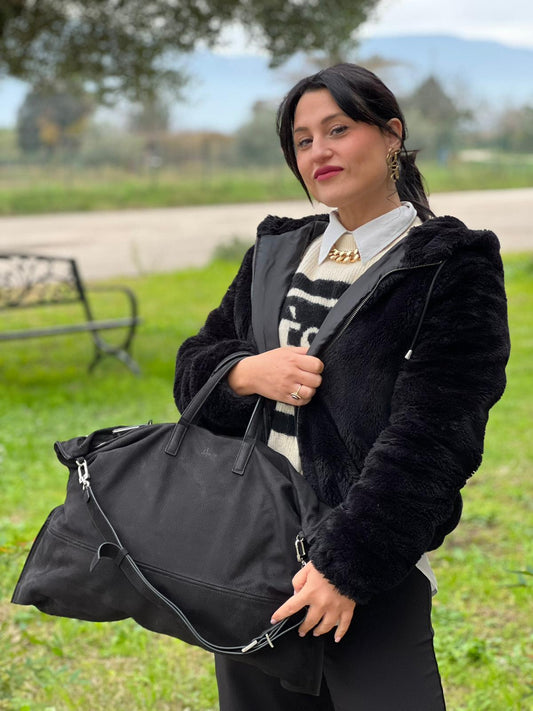 indossata Borsa Hags in pelle nabuk nera con parti metalliche argentate, munita di doppi manici e una tracolla amovibile e regolabile. Completa di dustbag e cartellino, di lusso, ottime condizioni, usata. 