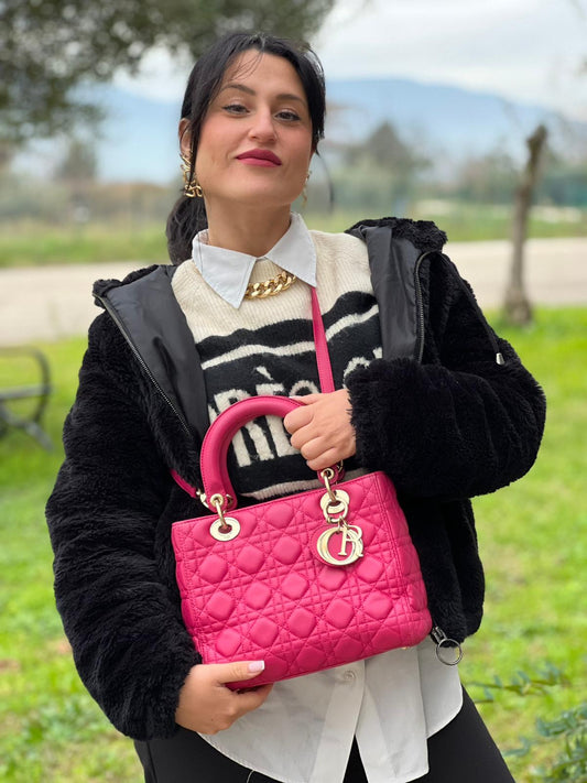indossata della Borsa Lady Dior in pelle cannage fucsia con parti metalliche dorate; munita di doppi manici e una tracolla amovibile. Completa di dustbag, di lusso, originale, ottime condizioni. 