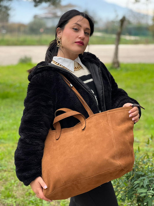 indossata Borsa Hags in pelle nabuk color cammello con parti metalliche argentate; munita di doppi manici per portarla a mano e doppi manici allungati per indossarla a spalla. Completa di dustbag, di lusso, originale, ottime condizioni. 