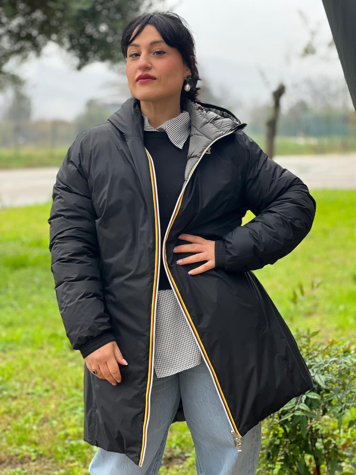 Piumino reversibile in 100% nylon nero dal lato trapuntato antracite, di lusso, originale, ottime condizioni. 