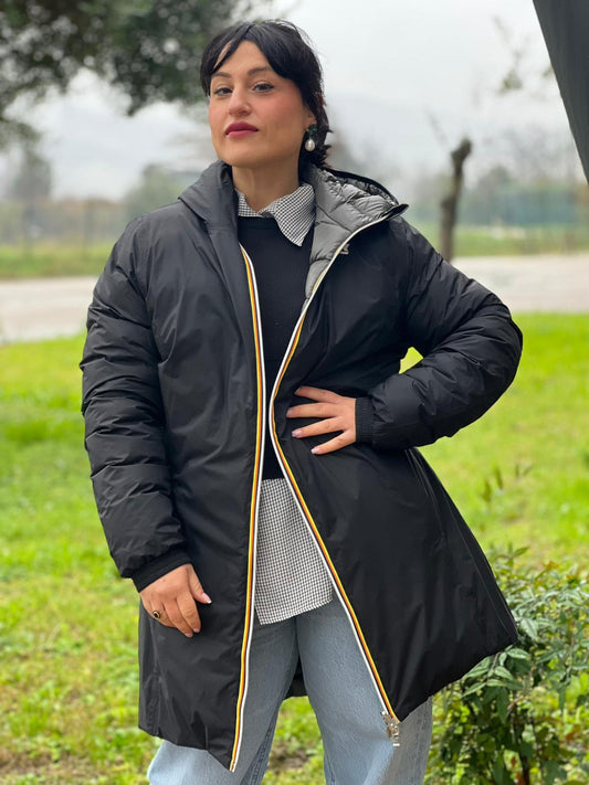 Piumino reversibile in 100% nylon nero dal lato trapuntato antracite, di lusso, originale, ottime condizioni. 