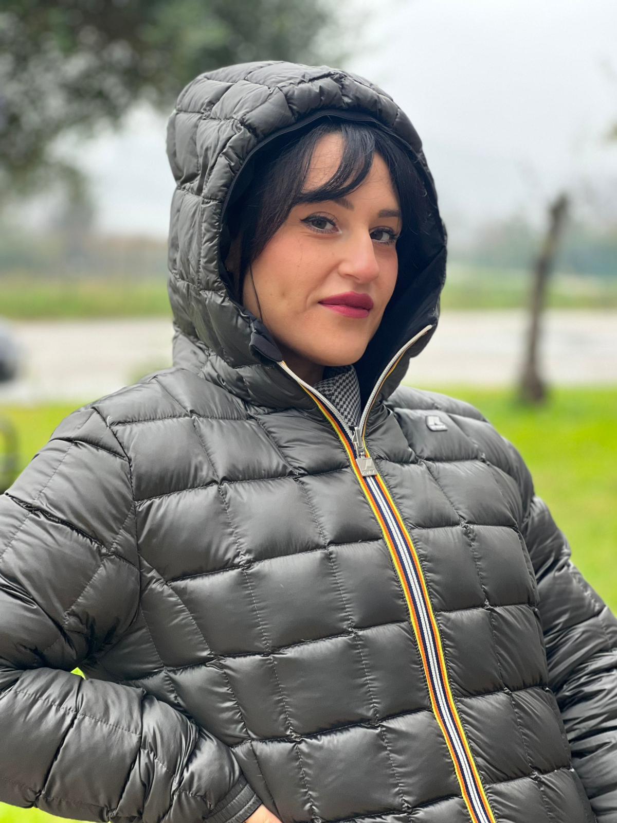 Piumino reversibile in 100% nylon nero dal lato trapuntato antracite, di lusso, originale, ottime condizioni.