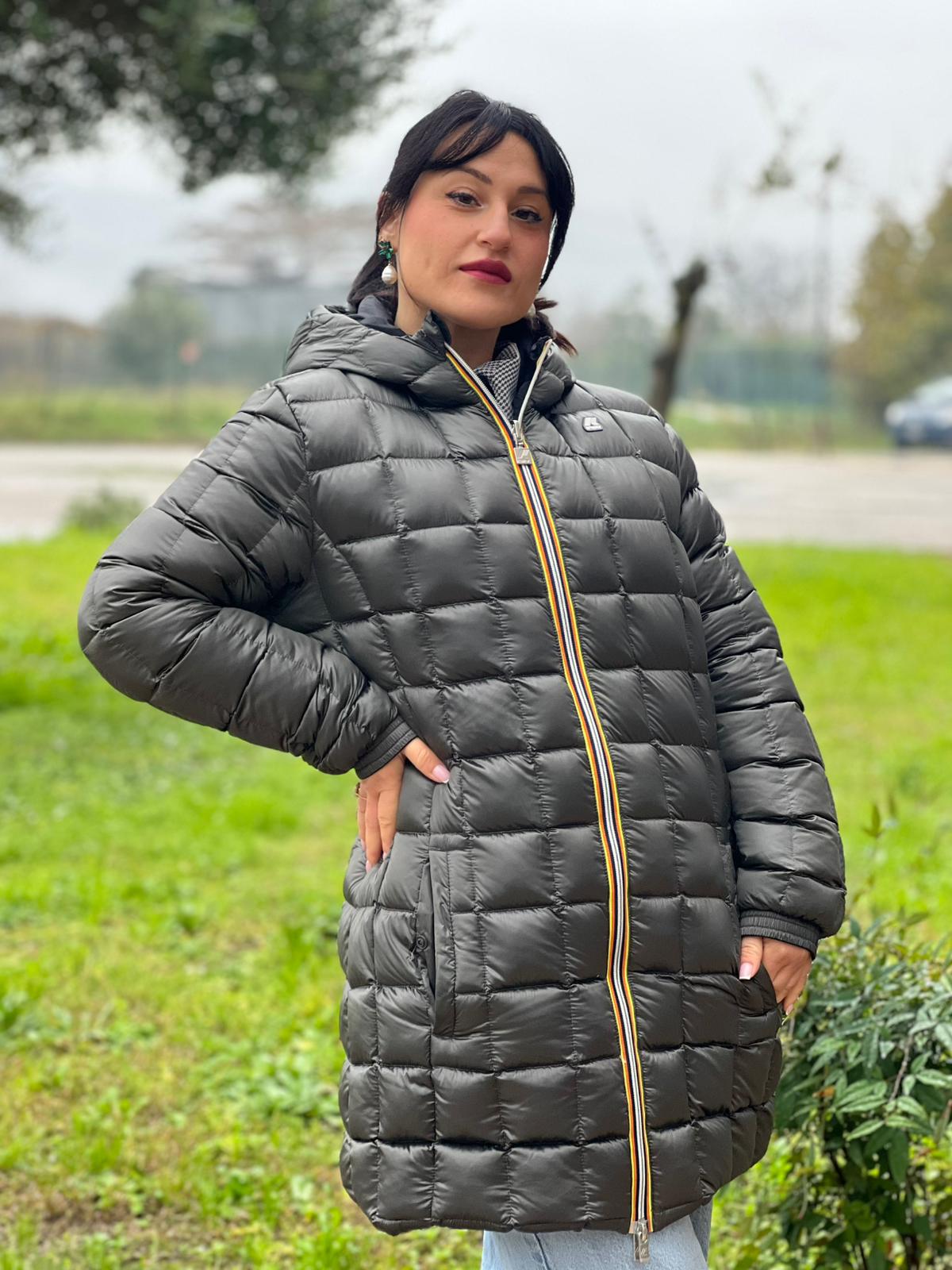 Piumino reversibile in 100% nylon nero dal lato trapuntato antracite, di lusso, originale, ottime condizioni.