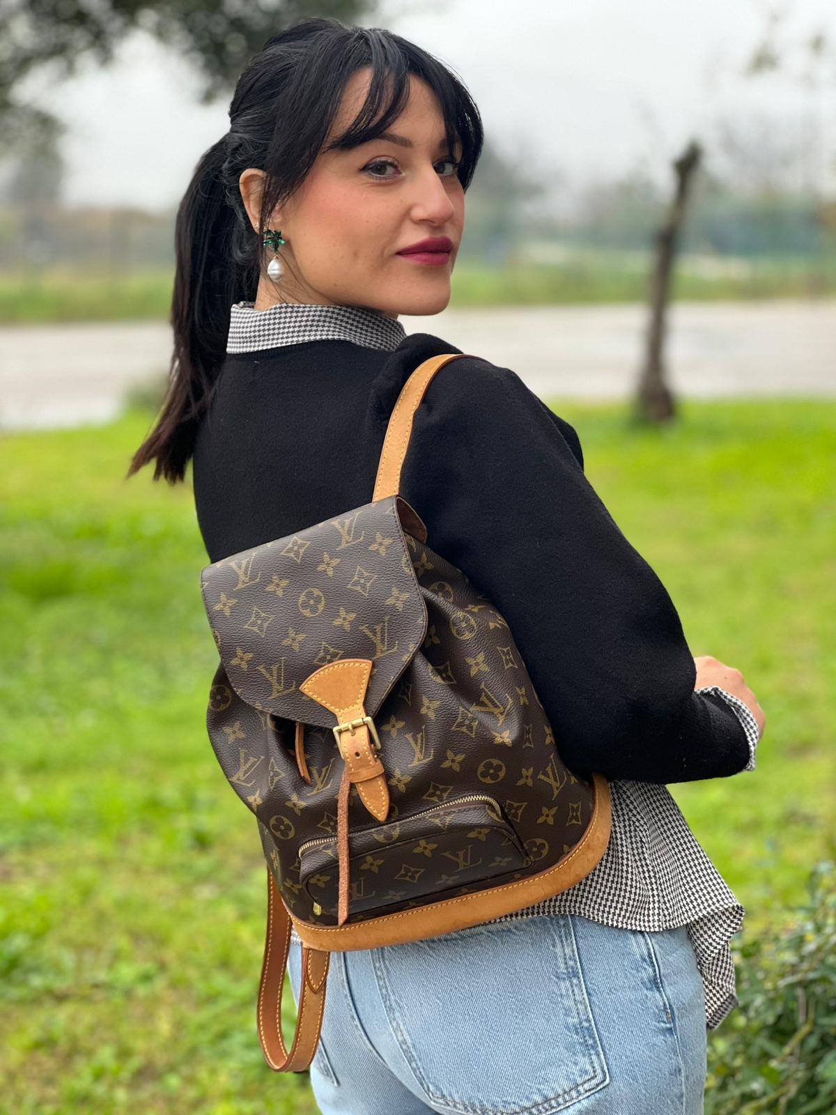 indossata Zaino Montsouris mini in canvas marrone monogram con finiture in vacchetta naturale e parti metalliche dorate, munito di un anello sulla parte superiore e due bretelle in vacchetta regolabili con fibbie. Completo di dustbag, di lusso, originale, ottime condizioni. 