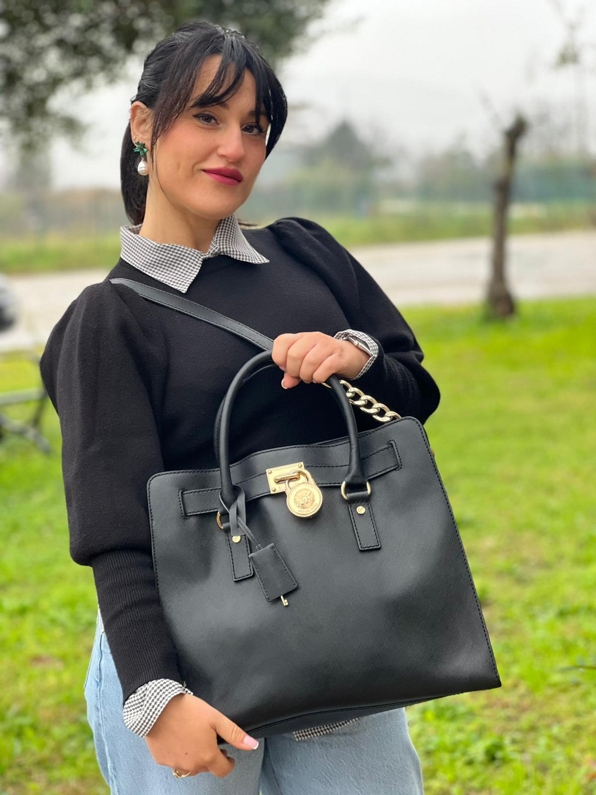 indossata  Borsa Michael Kors in pelle saffiano nera con parti metalliche dorate; munita di doppi manici e una tracolla amovibile in catena e pelle, di lusso, originale, ottime condizioni. 