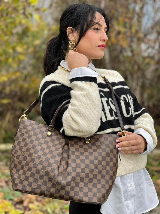 indossata Borsa Louis Vuitton in canvas marrone Damier Ébène con finiture in pelle tono su tono e parti metalliche dorate; munita di doppi manici e una tracolla amovibile e regolabile. Completa di dustbag, di lusso, originale, ottime condizioni. 