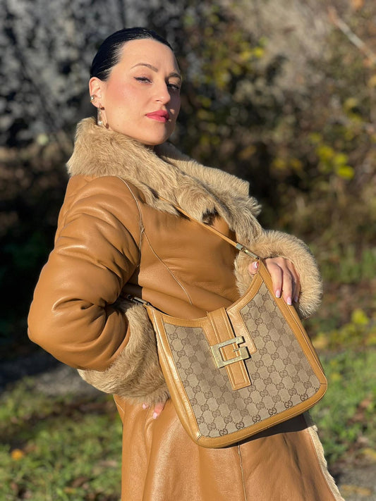 indossata Borsa Gucci in tessuto beige GG con finiture in pelle color cammello e parti metalliche dorate; munita di un manico singolo, indossabile a spalla. Completa di dustbag, di lusso, originale, ottime condizioni, usata. 