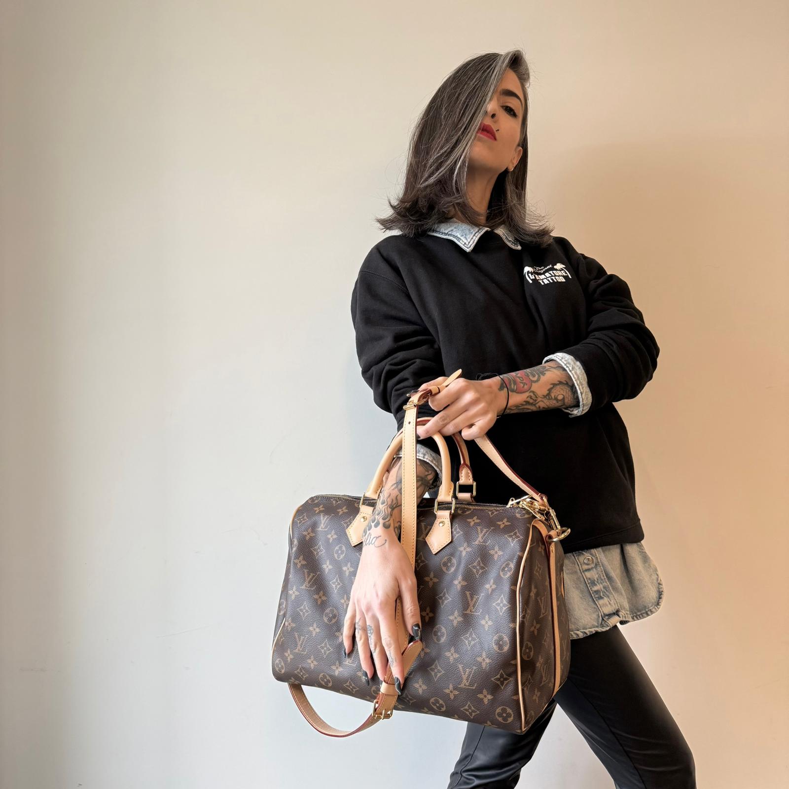 indossata Borsa Speedy 35 in canvas marrone monogram con finiture in vacchetta naturale e parti metalliche dorate; munita di doppi manici stondati e una tracolla amovibile e regolabile. Completa di corredo, lucchetto e chiavi, di lusso, originale, eccellenti condizioni. 