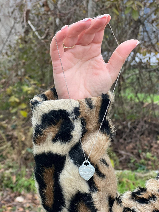 Collana Tiffany&Co. della collezione Return To Tiffany in argento 925 con ciondolo cuore. Completa di sacchetto antipolvere e scatola, di lusso, originale, ottime condizioni.