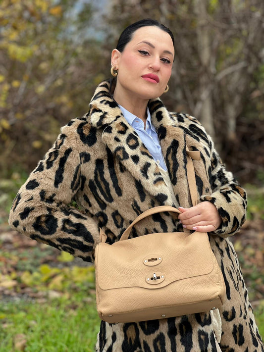 front Borsa Zanellato in pelle martellata beige parti con metalliche argentate; munita di un manico singolo e doppie tracolle amovibili e regolabili, una in pelle e una in tessuto, di lusso, originale, ottime condizioni.