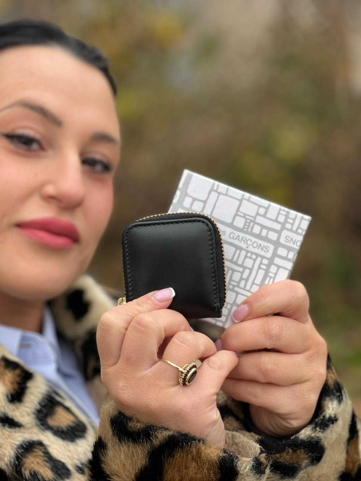 Mini portamonete Comme des Garçon in pelle nera, con chiusura a zip dorata. Completo di scatola, di lusso, originale, ottime condizioni.