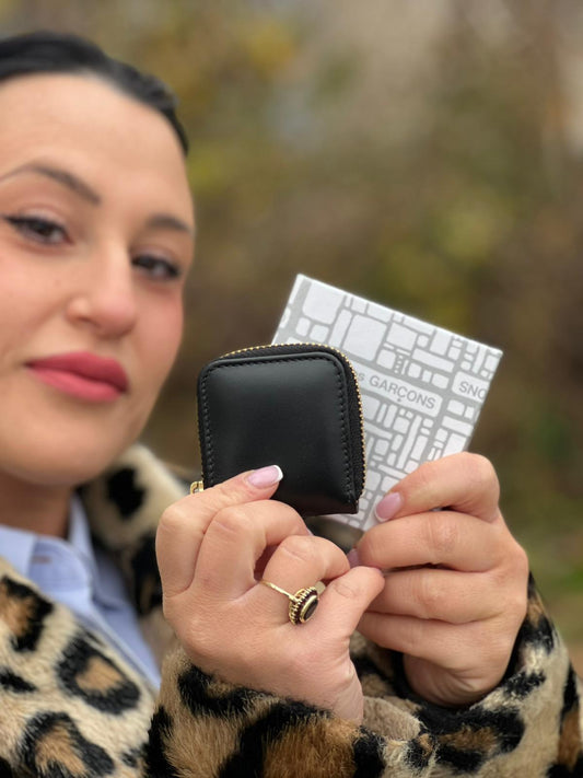 Mini portamonete Comme des Garçon in pelle nera, con chiusura a zip dorata. Completo di scatola, di lusso, originale, ottime condizioni.