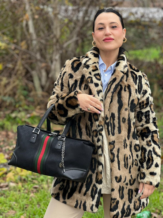 indossata Borsa Gucci in tessuto GG nero con finiture in pelle tono su tono e parti metalliche argentate, impreziosita da striscia Web verde e rossa; munita di doppi manici. Completa di dustbag, di lusso , originale, ottime condizioni.