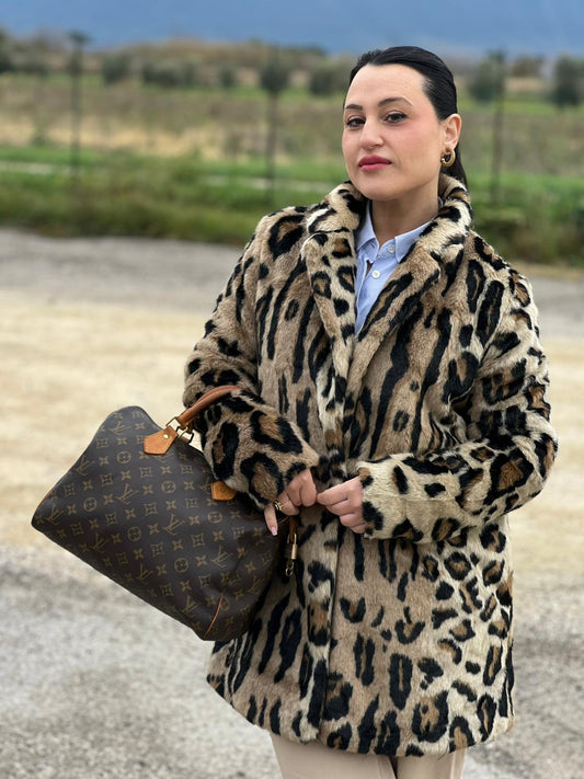 indossata Borsa Louis Vuitton in canvas marrone monogram con finiture in vacchetta naturale e parti metalliche dorate; munita di doppi manici stondati. Completa di dustbag, lucchetto e chiavi, di lusso, originale, ottime condizioni.