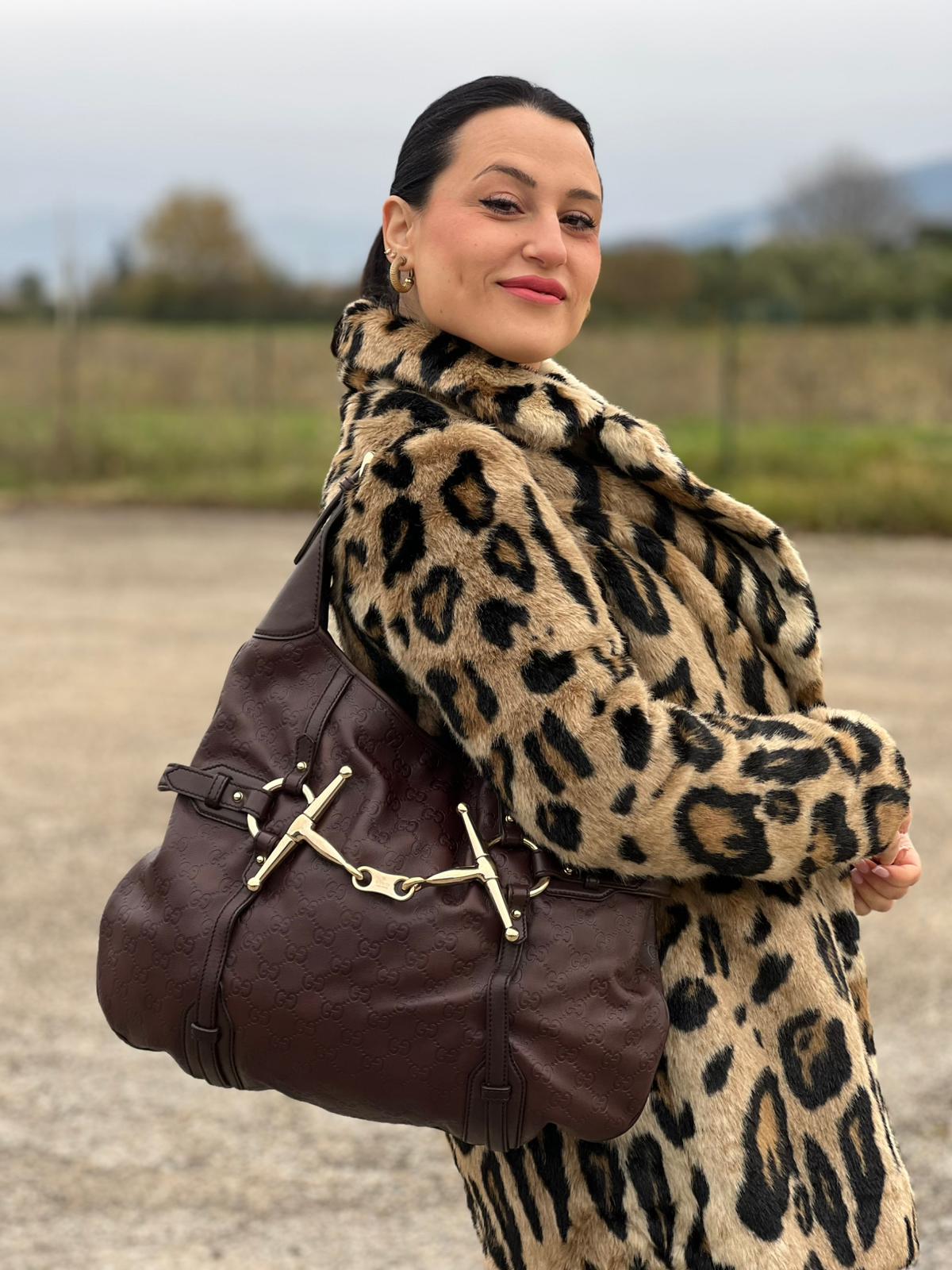 indossata Borsa Gucci in pelle GG color vinaccia con parti metalliche dorate; munita di un manico singolo e impreziosita da dettaglio Horsebit sul front. Completa di dustbag, di lusso, originale, ottime condizioni.