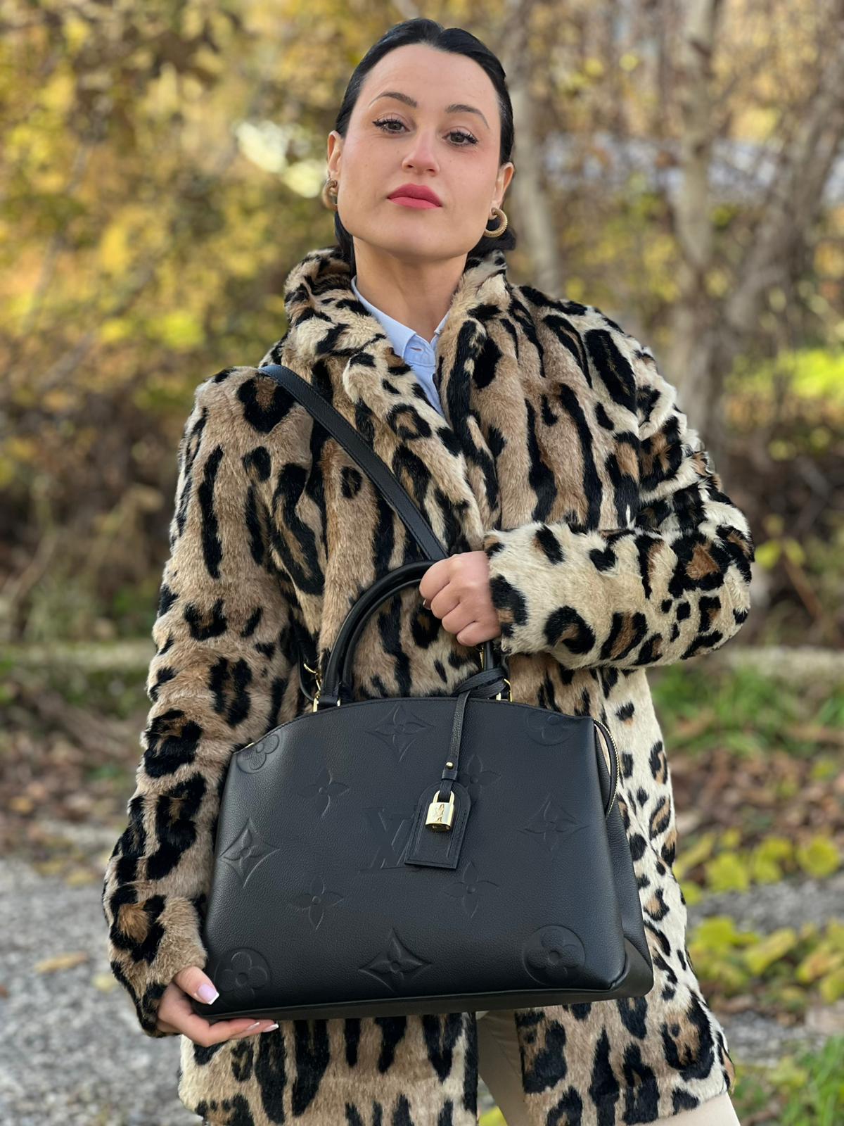 FRONT Borsa Louis Vuitton in pelle martellata nera monogram oversize empreinte con parti metalliche dorate; munita di porta adress, doppi manici stondati e una tracolla regolabile e amovibile. Completa di corredo, lucchetto e chiavi, di lusso, originale.