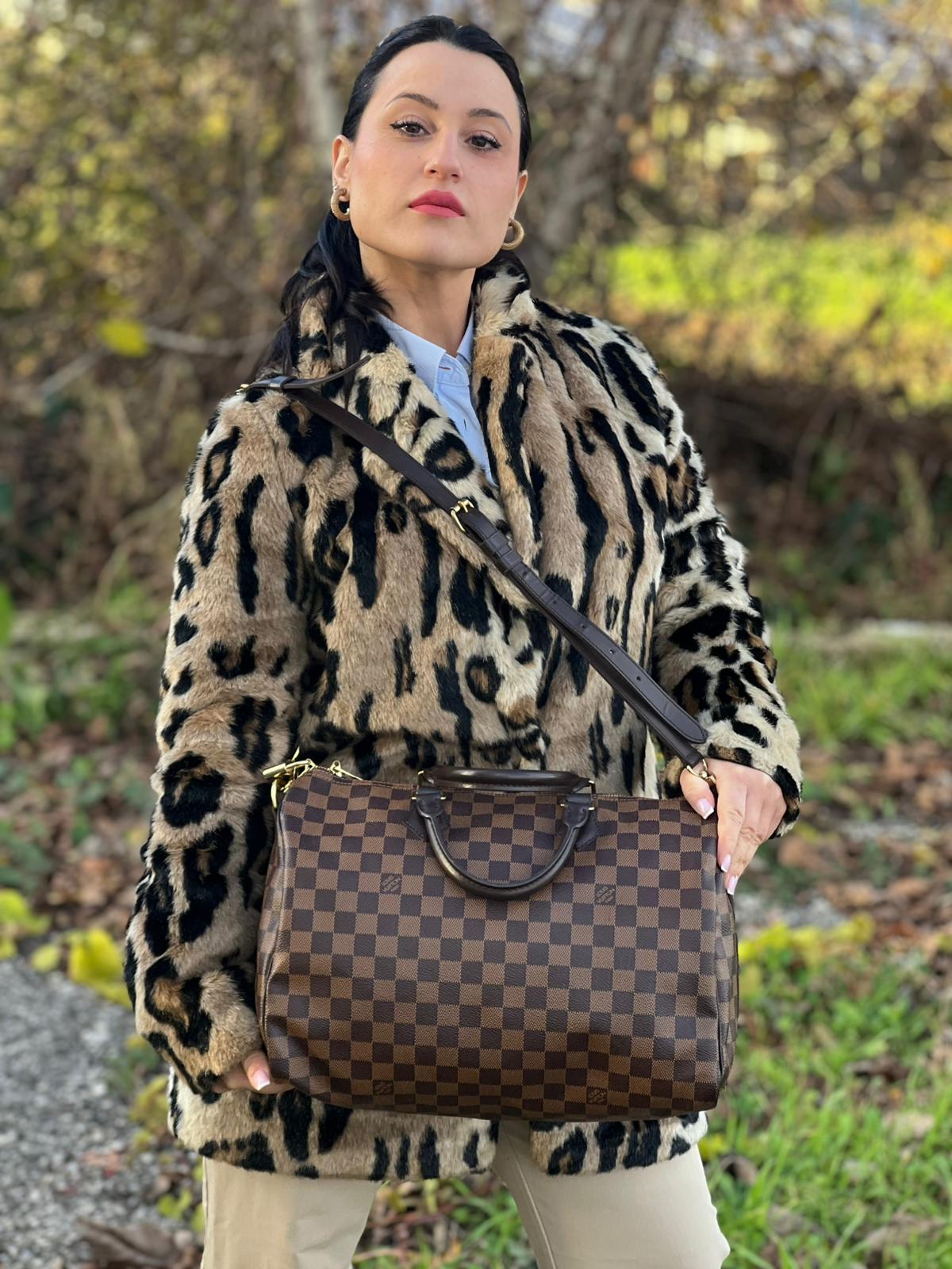 indossata interno Borsa Speedy 35 in canvas Damier Ébène marrone con finiture in pelle marrone e parti metalliche dorate; munita di una tracolla amovibile e regolabile e doppi manici stondati. Completa di scatola, lucchetto e chiavi, di lusso, originale, usata. 