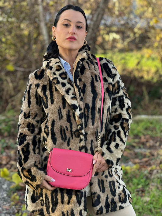 indossata Borsa MK in pelle fucsia con parti metalliche dorate; munita di una tracolla in catena e pelle regolabile e mini logo sul front. Completa di dustbag, di lusso, eccellenti condizioni, usata.