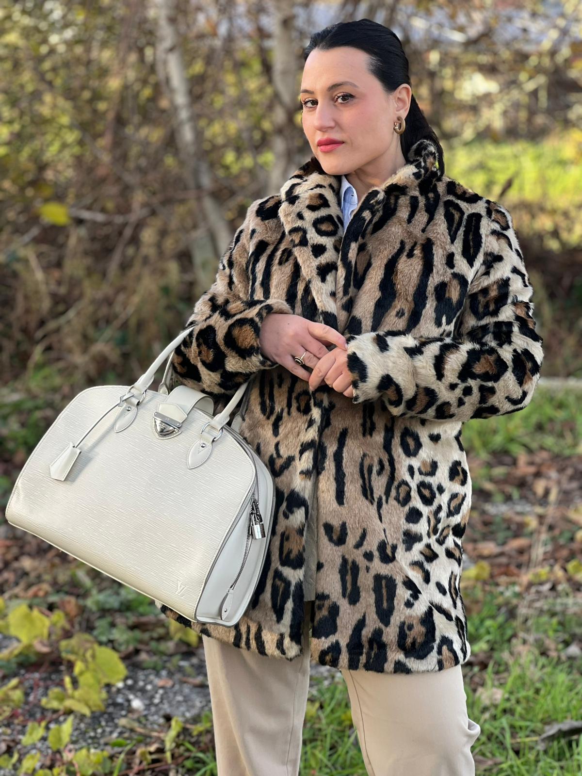 indossata Borsa Louis Vuitton in pelle epi bianco gesso con parti metalliche argentate; munita di doppi manici stondati, da portare a mano. Completa di lucchetto e chiavi, di lusso, originale, ottime condizioni, usata.