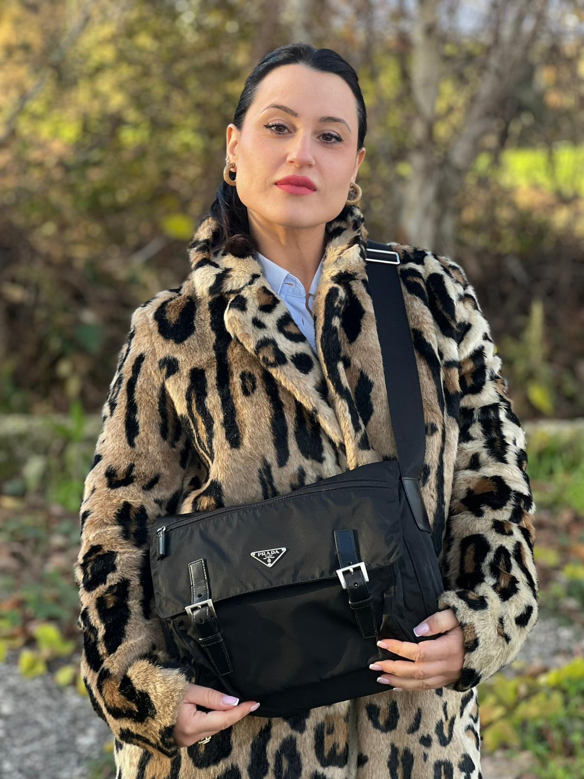 indossata Borsa Prada in nylon nero con finiture in pelle tono su tono e parti metalliche argentate; munita di una tracolla regolabile in tessuto, di lusso, originale, ottime condizioni, usata. 