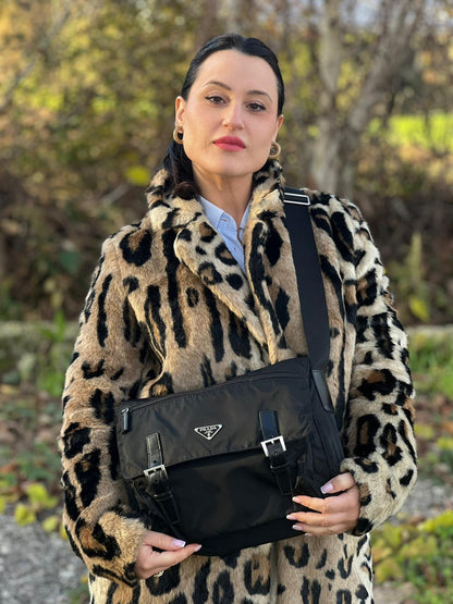 indossata Borsa Prada in nylon nero con finiture in pelle tono su tono e parti metalliche argentate; munita di una tracolla regolabile in tessuto, di lusso, originale, ottime condizioni, usata. 