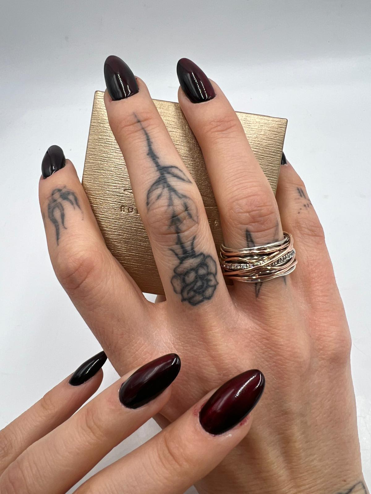 Tredici fili in Oro Rosa 9kt e Argento 925 arricchito al Palladio intrecciati sulla cui superficie risplendono sedici Diamanti Bianchi taglio brillante da 0.21 ct, di lusso, originale, ottime condizioni.